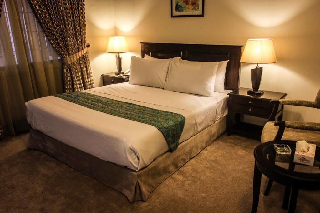 Royalton Hotel Rawalpindi Exteriör bild