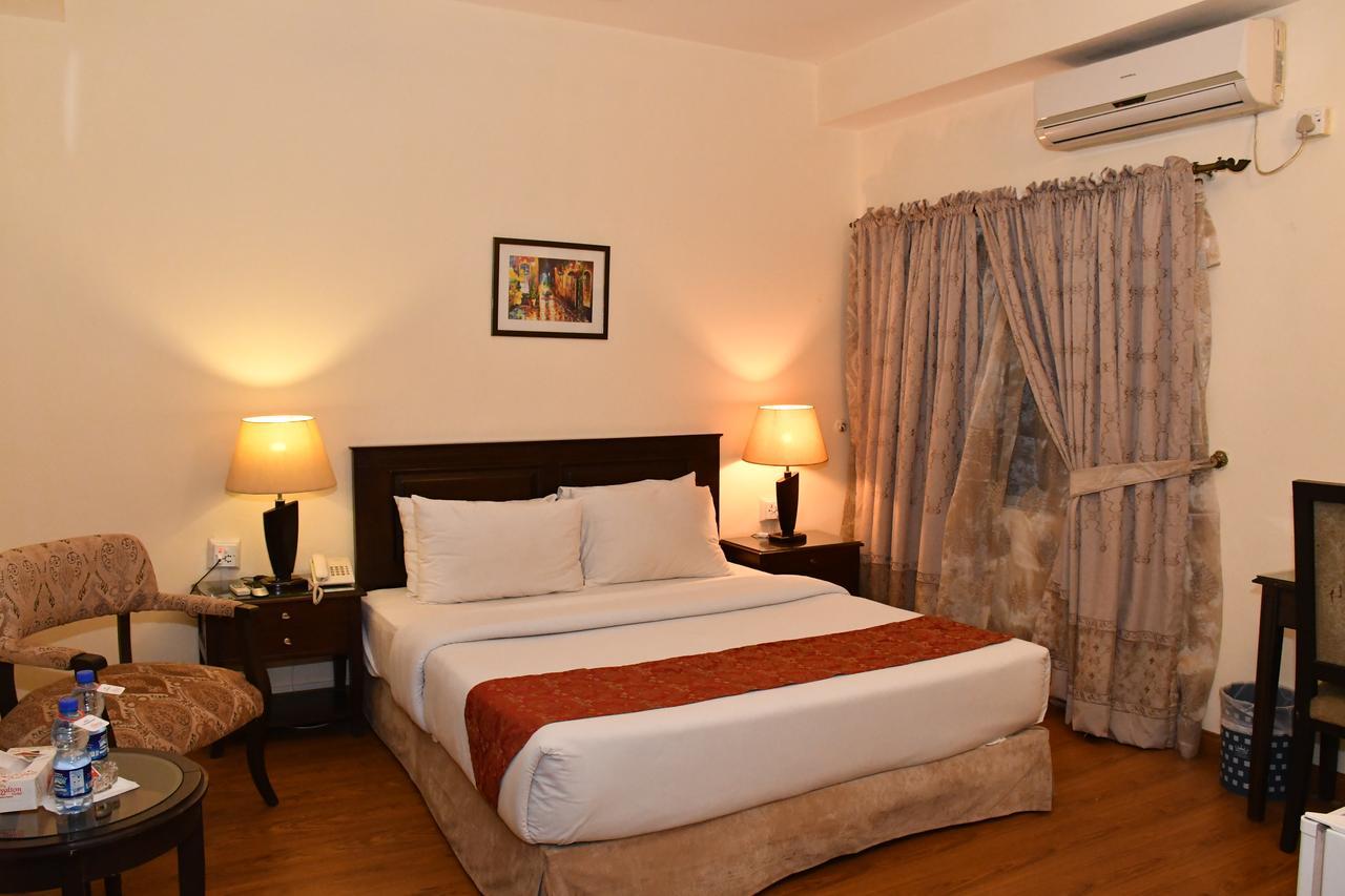 Royalton Hotel Rawalpindi Exteriör bild