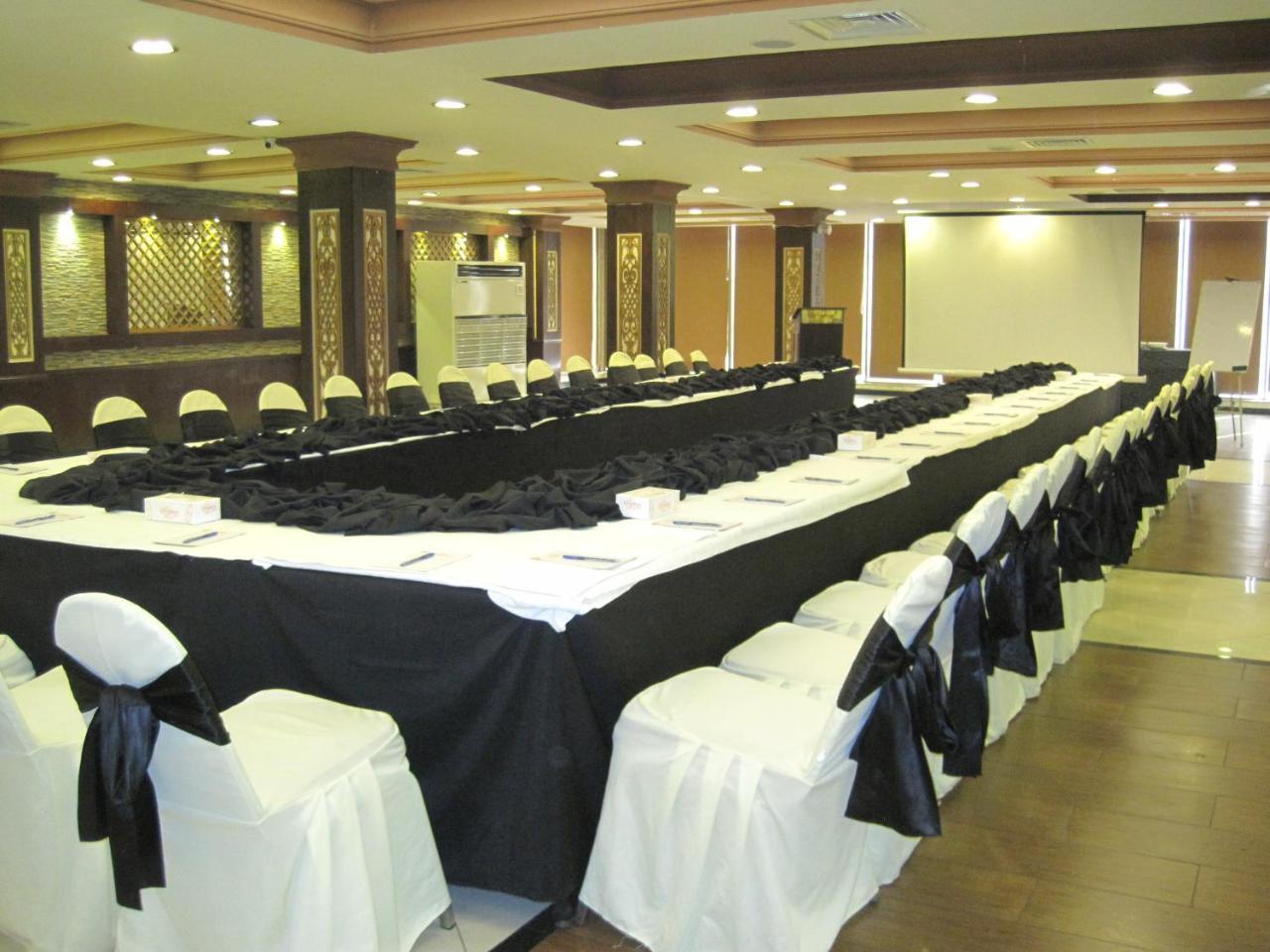 Royalton Hotel Rawalpindi Exteriör bild